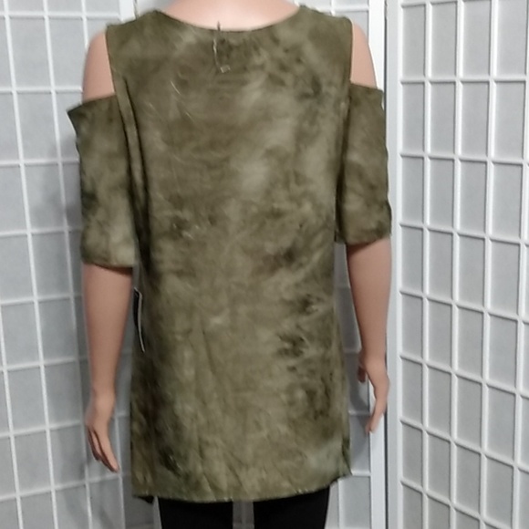 🎃 ALYX green cold shoulder blouse w/ lightly textured floral pattern - Picture 4 of 12